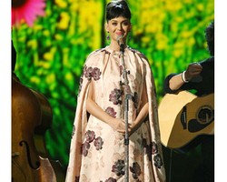 Fashion Dos & Donts: Katy Perry dengan Dress Panjang Mirip Gorden