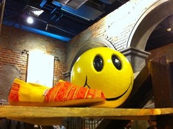 Dont Worry, Be Happy! Wakai Rilis Sepatu Gambar Ikonik Smiley