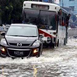 Distribusi Barang ke Jakarta Telat 12 Jam Karena Banjir dan Jalan Rusak