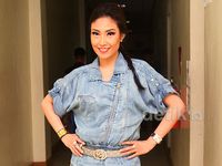 Jumpsuit Denim ala Ayu Dewi