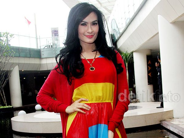 Gaya Warna-warni Iis Dahlia di Usia 41 Tahun