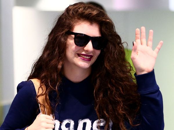 Raih 2 Grammy, Lorde Tebar Senyuman di Bandara