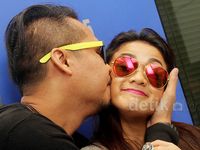 Kecupan Mesra Ernest untuk Nirina