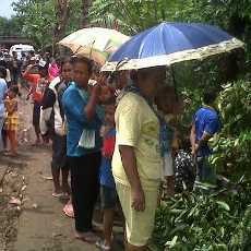 Evakuasi Korban Longsor di Jombang Jadi Tontonan