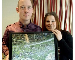 Romantis, Pria Ini Lamar Kekasihnya dengan Tulisan Raksasa dari Bebatuan