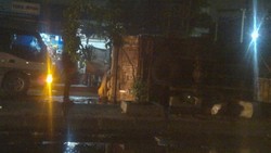 Gara-gara Jalan Rusak, Truk Beras Terguling di Cikarang