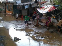 Banjir di Bawah Flyover Rawajati Surut, Warga Mulai Bersih-bersih