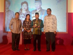 Dinilai Konsisten Membela HAM, Dawam Raharjo Terima Penghargaan Yap Thiam Hien