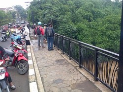 Depok Siaga 1, Derasnya Air Ciliwung Jadi Tontonan Pengguna Jalan