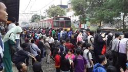 Ini Membahayakan, Jarak Peron dengan Rel di Stasiun Duri Terlalu Dekat
