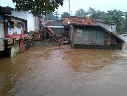 Banjir Lagi, Warga Rawajati Balik ke Pengungsian