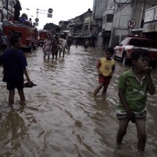 Jenuh di Pengungsian, Warga Kampung Pulo Jalan-jalan