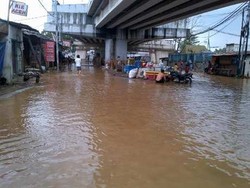Air Makin Tinggi, Mobil Tak Bisa Lewati Jalan di Bawah Flyover Rawajati