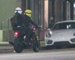  Foto: Orlando Bloom Kencan Naik Motor dengan Aktris Prancis