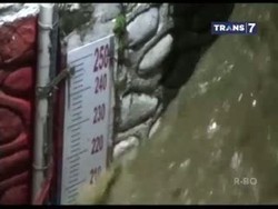 Penampakan Air Bendung Katulampa Saat Menembus Garis Sinyal Merah