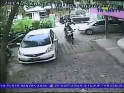 Perampokan Nasabah Terekam CCTV