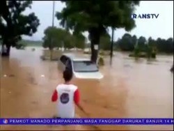Terobos Banjir, Mobil Ini Nyaris Terseret Arus