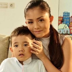 Tika Ramlan Ajak Anak Jadi Model Video Klip Terbarunya