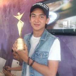 Adipati Dolken Raih Penghargaan di Asia Model Festival 2014