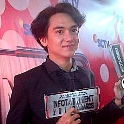Adipati Dolken: Belum Ada yang Bisa Ngalahin Karisma Ariel NOAH
