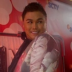 Jas Unik Ivan Gunawan Bermotif Foto Artis