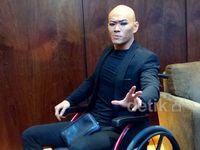 Deddy Corbuzier Duduk di Kursi Roda
