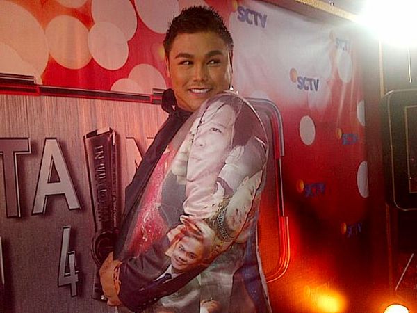 Unik! Ada Ariel Hingga Farhat di Jas Ivan Gunawan