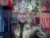 Nassar Heboh dengan Mahkota 3 Kilo