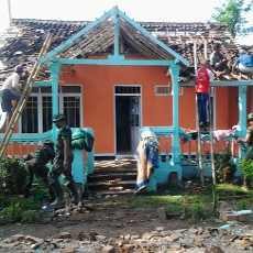 Pasca Puting Beliung di Banyuwangi, Ratusan Relawan Perbaiki Rumah Warga