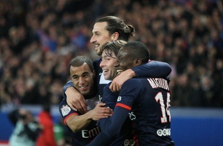 Berpose dengan Jersey PSG dan Sarung, Fans Ini Berangkat ke Paris