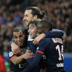 Berpose dengan Jersey PSG dan Sarung, Fans Ini Berangkat ke Paris