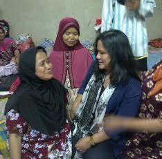 Iriana Temani Jokowi Kunjungi Posko Banjir di Cililitan