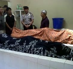 2 Orang Tewas Dalam Mobil Diduga Keracunan