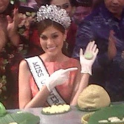 Yummy! Miss Universe Bikin Bakpia di Yogya