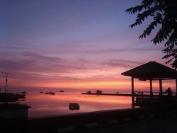 Pesona Sunrise di Pantai Utara Jakarta