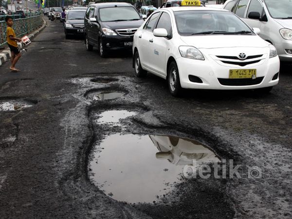 Banjir Sisakan Kerusakan Jalan