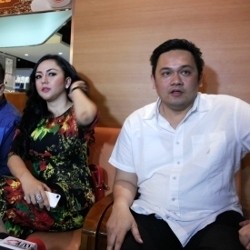 Regina Akui Punya Apartemen Satu Lokasi dengan Farhat Abbas