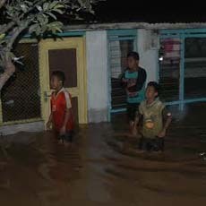 Banjir Situbondo Rendam 649 Rumah dan Sempat Macetkan Pantura