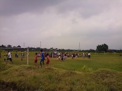 Helikopter yang Mendarat Darurat di Lapangan Bola di Bekasi Dievakuasi