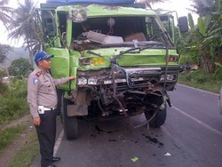 Truk Fuso Vs Bus Primajasa di Garut, Dua Sopir Luka Berat