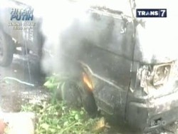 Mobil Pengangkut Bebek Terbakar