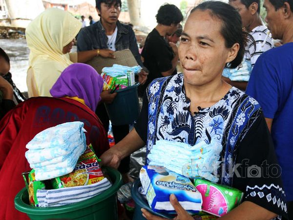 Warga Rawajati Serbu Bantuan Logistik