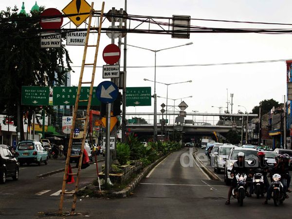 Tangga Bambu Dijadikan Tiang Listrik