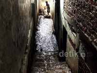 Warga Rawajati Bersihkan Lumpur Sisa Banjir