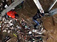 Sampah Menumpuk di Jembatan Kalibata