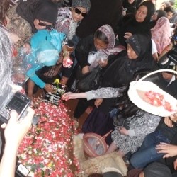 Isak Tangis Keluarga dan Sahabat Iringi Pemakaman Murry Koes Plus