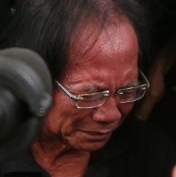 Kesedihan Mendalam Yon Koeswoyo di Pemakaman Murry Koes Plus