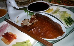 Mau Menyantap Bebek Panggang Peking? Ikuti Tata Cara Ini