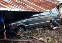 Dua Mobil Hanyut Diterjang Banjir