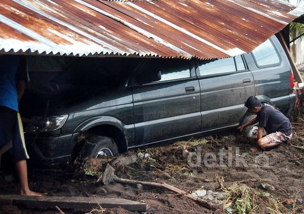 Dua Mobil Hanyut Diterjang Banjir